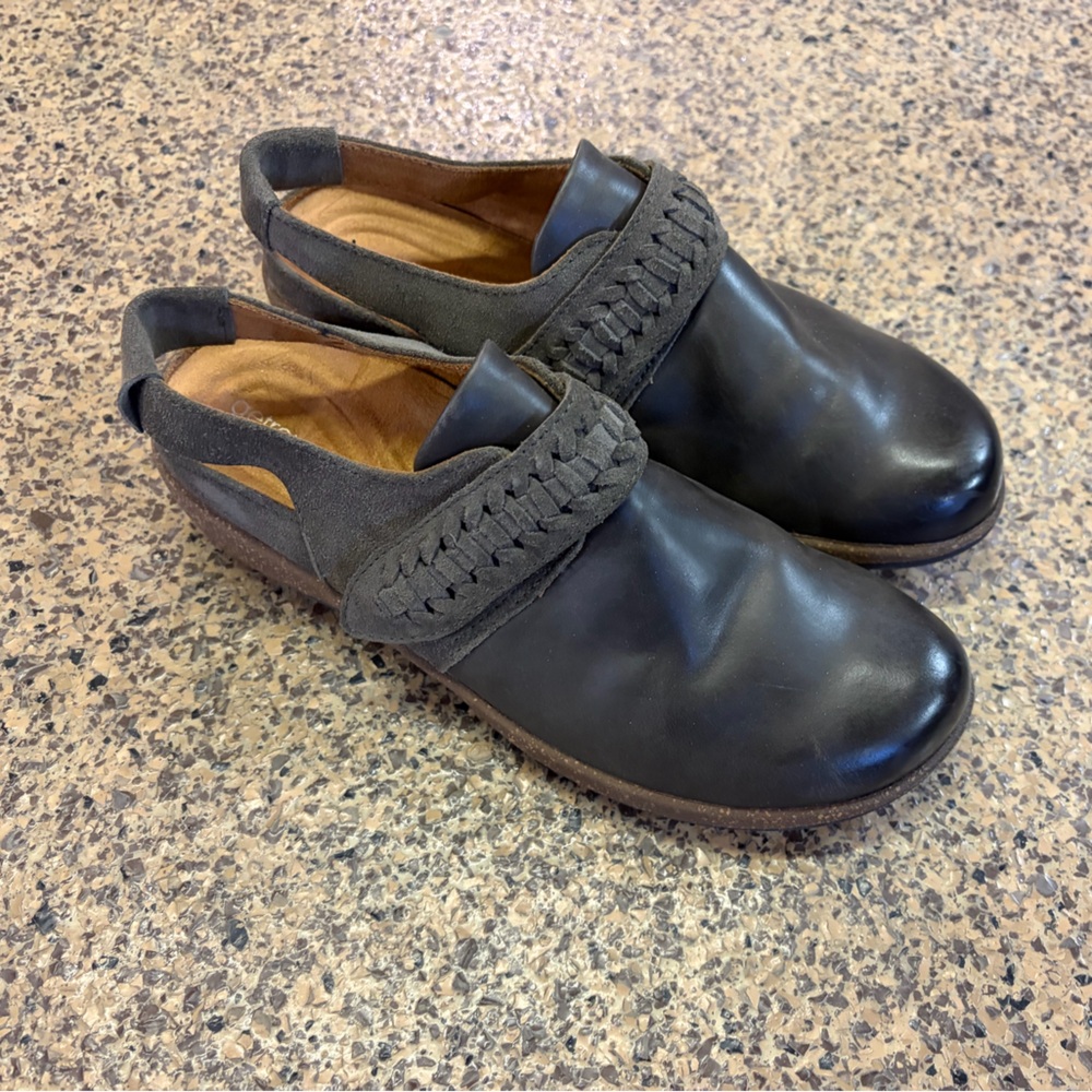 Aetrex Black Leather Loafers with Woven Detail